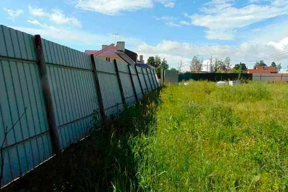 Фото перекошенного металлического забора Перекос забора