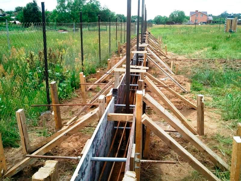 Фундамент для тяжеловесного забора